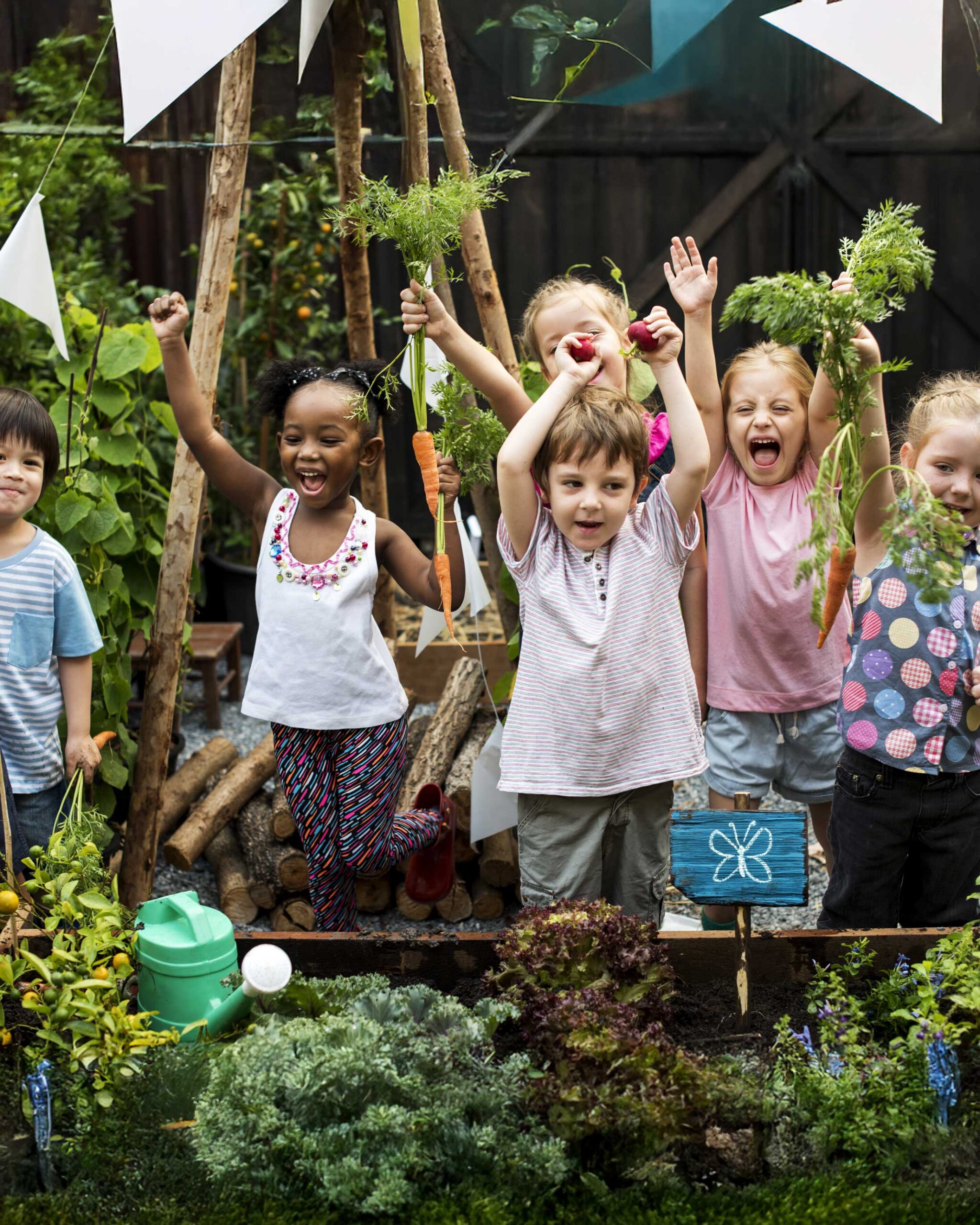 Enfants découvrant une alimentation saine dans un potager – sensibilisation alimentaire et reconnection à la nature
